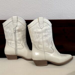 Crown Vintage Short Boots -size 7